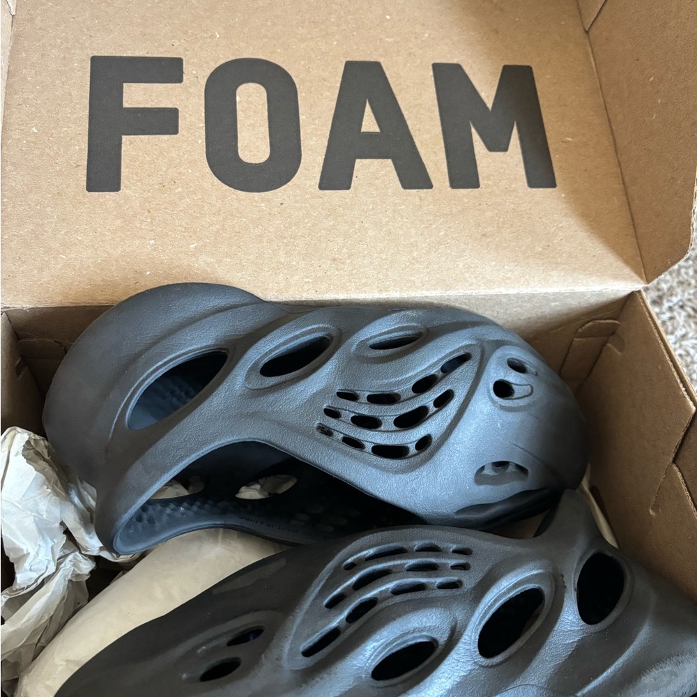 Black Foam Runners